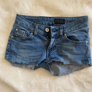 Lågmidjade jeansshorts  - Lågmidjade jeansshorts🥰 Midja: 34cm rakt över Längd: 20cm