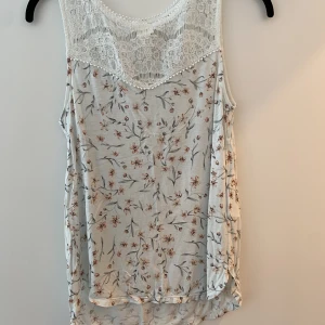 Fin topp - Topp/Linne från HM i XS. Ej använt. Passar som en small.