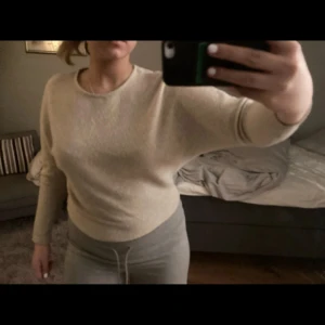 Beige tröja  - Är i bra skick. 