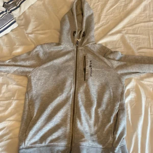 Sail racing hoodie - Jätte bra skick aldrig andvänd och kan diskutera pris. Köpte för 1200.