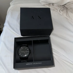 Armani Klocka - Helt ny Armani klocka som jag fick i present som jag inte riktigt känner är min stil kommer med låda och tag kvar på klockan.  Säljs för 2000 men priser kan diskuteras 