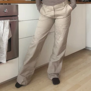 Beiga chinos - Jättesnygga beiga byxor!! Raka ben, halvlåg midja. Använda 1 gång, köpta förra året från Nelly. Storlek 34, säljer pga är lite för stora i midjan. Upplever dom som lite större i storleken, även när jag precis hade köpt dom🤍obs lite skrynkliga!