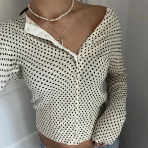 Prickig kofta i cashmere - Prickig kofta i 100% cashmere. Köpt på Plick men aldrig använd av mig. Ett av knapphålen är lite uppsprättat men går fortfarande att använda. (Första bilden är från hon jag köpte den av)