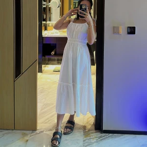 Vit klänning  - vit klänning från h&m. 🤍