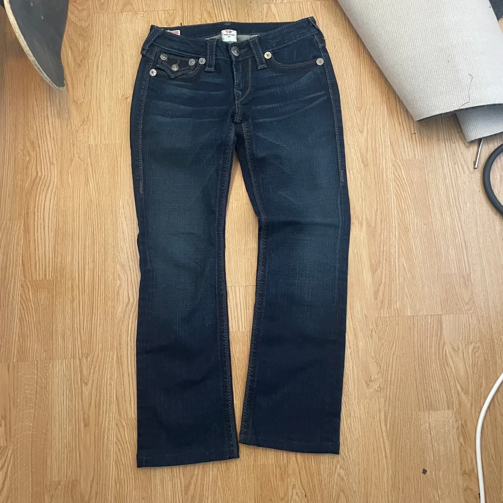 bootcut lågmidjade true religion jeans med quad stitch ”BIG QT”! riktigt ovanliga. mått: midja 36cm, innerbenslängd 71cm. . Jeans & Byxor.