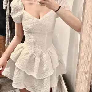 Supersöt vit klänning med korsett design<3 superbra kvalitet men kommer aldrig till användning då den är lite liten för mig. Går bra att trycka på köp nu🫶🏻