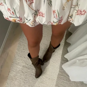 Cowboy boots - Sååååå snygga boots. Klacken är runt 10cm🥹💘 står 40 i skorna men passar 38 och 39 oxå❤️