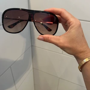 Michael Kors solglasögon  - Rensar bland alla märkesbågar för att ge plats till nya. Alla äkta. Vissa med fodral, andra utan.  Dessa saknar sitt fodral. 