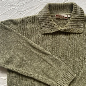 Stickad tröja  - Säljer denna fina stickade tröja som tyvärr inte används tillräckligt. Superskön och i jättefint skick förutom att lappen lossnat i ett litet hörn🌷Färgen syns bäst på bild 1 och 2🥰🥰