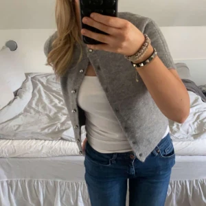 Stickad kortärmad tröja - Kortärmad stickad tröja från zara med silvriga knappar