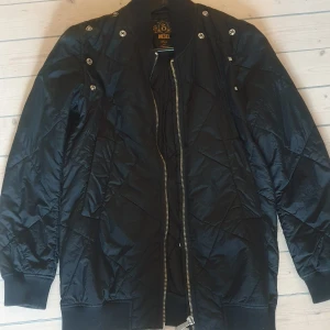 Höst/vår jacka från Diesel - Jacka från Diesel endast använd ett fåtal gånger. Figurnära passform men väldigt bekväm.