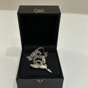 Maria Nilsdotter  - Ett Maria Nilsdotter halsband vid namn ”lovers necklace”. Nypriset på halsbandet var 1795 men jag säljer den nu för 1250 💓 Säljer pga att returen inte gäller längre då det köptes i maj💘. Både pendanten, kedja och box medföljer🔥