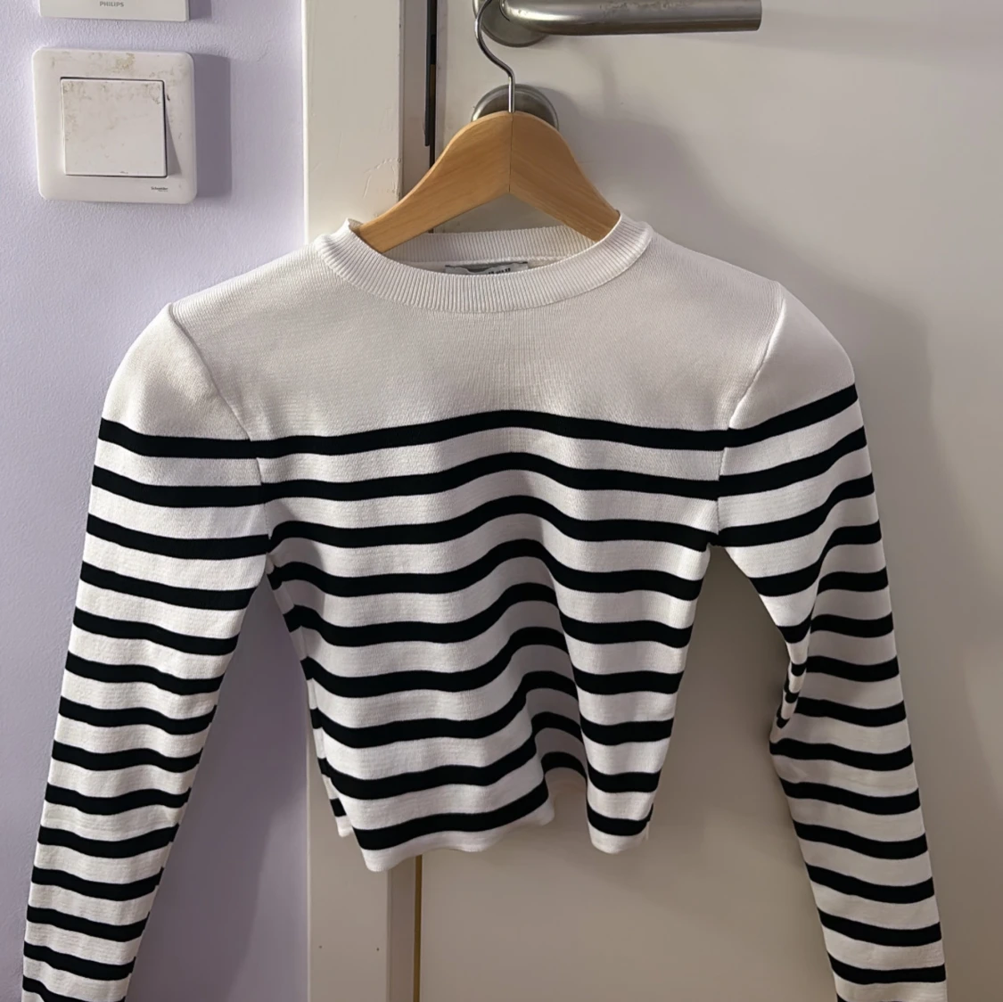 En randig långärmad tröja