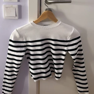 En randig långärmad tröja - Denna tröjan är aldrig använd. Den är från Istanbul och därför omvandlar jag pengarna från deras krona till svenska kronor. Nypris: 115kr