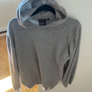 Oscar j cahsmere hoodie - Oscar Jacobson cahsmere hoodie i Stl L.  Skulle dovk säga att den sitter som M. Inga fläckar eller defekter samt knappt använd