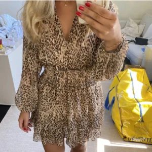Zara leopard klänning - Säljer denna fina leopard klänning från Zara. Storlek XS men passar XS-M. Fint skick 💓💓💓