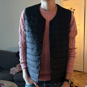 Väst herr - Uniqlo - Svart väst från Uniqlo. Är i nyskick!