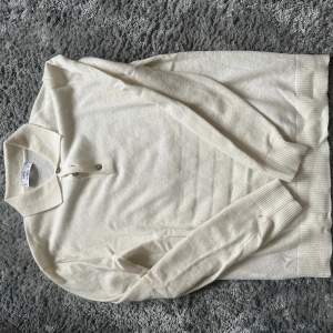 Wool cashmere tröja ifrån mango Köpt i Milano på mangos butik  Skjukt snygg och stilrena grish tröja Size s 