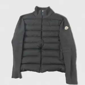 Svin fet unik moncler cardigan för ett riktigt bra pris! Skick 9/10 och äktehetsbevis finns. Storlek M men passar även S. |nypris~10 000kr| |vårat pris~4299| Hör gärna av er vid minsta lilla fråga! Priset ej hugget i sten!