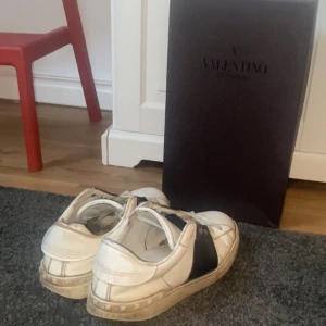 Valentino Open Skor - säljer mina skor då de ej kommer till användning längre. Använt skick men går att att använda, defekter finns på hälen som syns i bild tre. Box och kvitto finns och medkommer. 