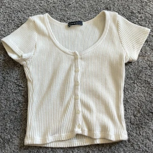 Brandy topp - Brandy topp i nytt skick super söt nu till sommaren Den är krämvit