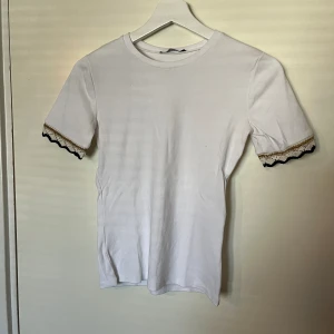 Fin t shirt - Jätte fin t shirt med detaljer vid armarna. Säljer då den aldrig kom till användningen.