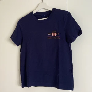 Oanvänd Gant tshirt - Mörkblå gant tshirt i nyskick.