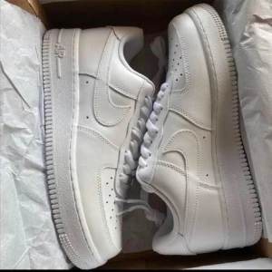 Air force 1 - säljer ett par air force 1, kommer inte till användning därför jag säljer de, köpta för 1 månad sen, använda 1-2 gånger, pris kan diksuteras