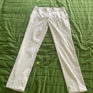 J.Lindberg Linnebyxor/kostym byxor - hej, säljer ett par linnebyxor som ser ut som kostym byxor typ köpte från J.lindberg, storlek 31/32, pris kan diskuteras