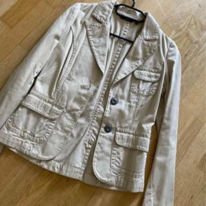 Kavaj strl xs  - Fint skick  Kavaj från Gina  I beige med knappar  Strl xs 