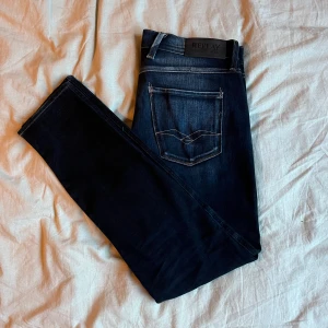Replay Anbass - Tja, Säljer att par as feta Replay Anbass Jeans i riktigt skön färg. Nypris ligger runt 1600 kr, säljer dessa för 499. Fantastiskt skick, sparsamt använda. Storleken är 30/30.  Hör av er vid frågor eller liknande!