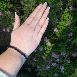 Svart armband  - Vi säljer detta svarta armand som passar till allt! Man kan ha det till vardags, fest, sommar och fint med andra armband❤️passar både män och kvinnor