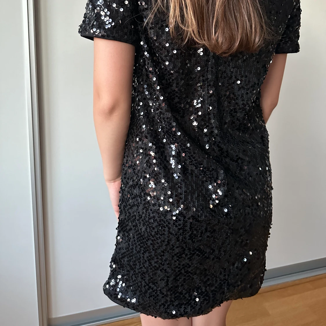 Svart paljettklänning  - 90