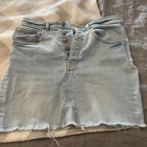 Jeanskjol - Blå jeanskjol från ginatricot i storlek 36