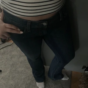 Levis Jeans - Perfekta mörkblå jeans ifrån Levis, väldigt lågmidjade och köpa här på plick. Perfekta om du bär 34/36 och är 167 ish 👍🏼🥰