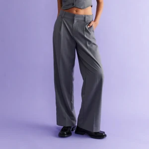 Grå kostymbyxor Gina Tricot - Grå kostymbyxor från GinaTricot. Nypris 499 kr.