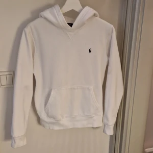Polo Ralph Lauren Vit Logo Spa Terry Hoodie - Vit hoodie Ralph Lauren. Kille. storlek Large (14-16 år). Fint skick.