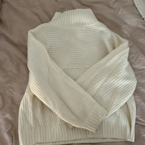 Snygg stickad  - Snygg stickad tröja från monki, bra skick och stilren. Säljer för den kommer inte till användning längre