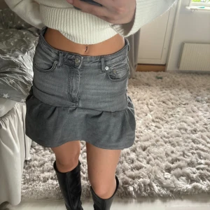 Grå jeanskjol - Så cool jeanskjol som jag själv sytt om från ett par zara jeans🩶 den är stretchig och går att ha både högmidjad och lågmidjad, storlek 36 men passar oxå 34