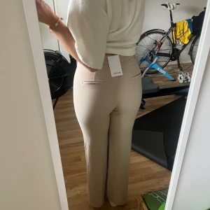 Byxor  - Beigea byxor från monki i st 38. Aldrig använda och prislappen kvar 🌸