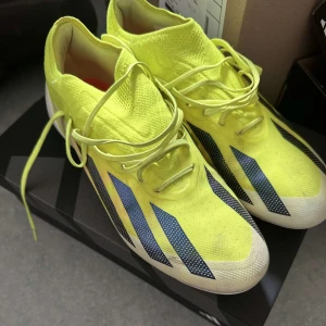Adidas X - Adidas X vanliga dobbar för konst och vanligt gräs. Skorna är använda endast ett par gånger och inga skador. Pris kan diskuteras vid snabb affär.