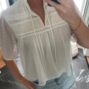 Supersöt blus - Supersöt blus från Pigalle i storlek 40, helt ny med lappen kvar!