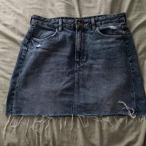 Jeans kjol strl 42 från H&M Den är för liten så jag kan inte visa den på.