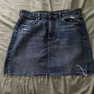 Jeans kjol - Jeans kjol strl 42 från H&M Den är för liten så jag kan inte visa den på.