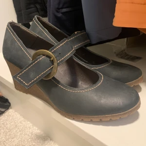 Klackskor - Skor köpa på sellpy, alldrig använda av mig och i bra skick. Stl: 40 men de är en aning små i storleken. 