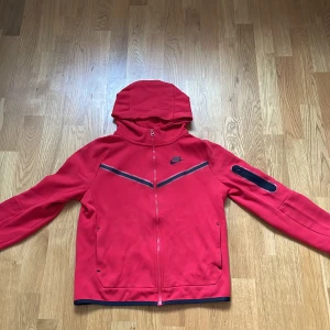 NIKE Tech Fleece - Ziphoodie i fint skick. Storlek 147-158 cm