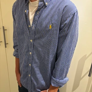 Polo Ralph Lauren skjorta - En riktigt fräsch sommarskjorta utan några som helst defekter. Storlek L men passar mindre(modellen är 180 och väger 70kg) Skriv gärna vid frågor🤗