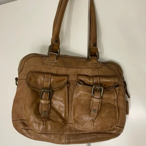 Brun väska - En brun snygg väska. Den är ganska stor och får plats med mycket. ❤️‍🔥❤️‍🔥❤️‍🔥