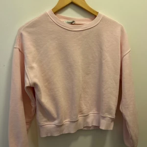 Ljusrosa sweatshirt  - Jätte fin och skön sweatshirt från chiquelle! Är i bra skick!💓