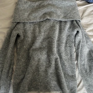 Grå stickad tröja - Tröjan köpt från H&M i vintras och jag säljer den för att den inte kommer till användning. De är en varm och mysig stickad tröja.